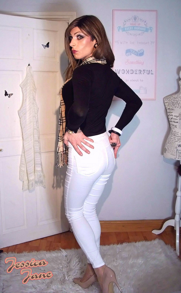 Tight White Jeans White skinny jeans and black top from be… jessicajane9 Flickr