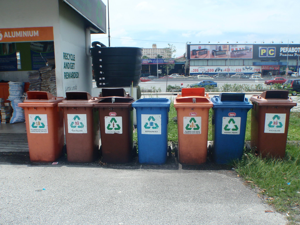 TESCO Rubbish bin TESCO Ampang店、駐車場脇にあるリサイクルセンター。分別ごみ箱が、き