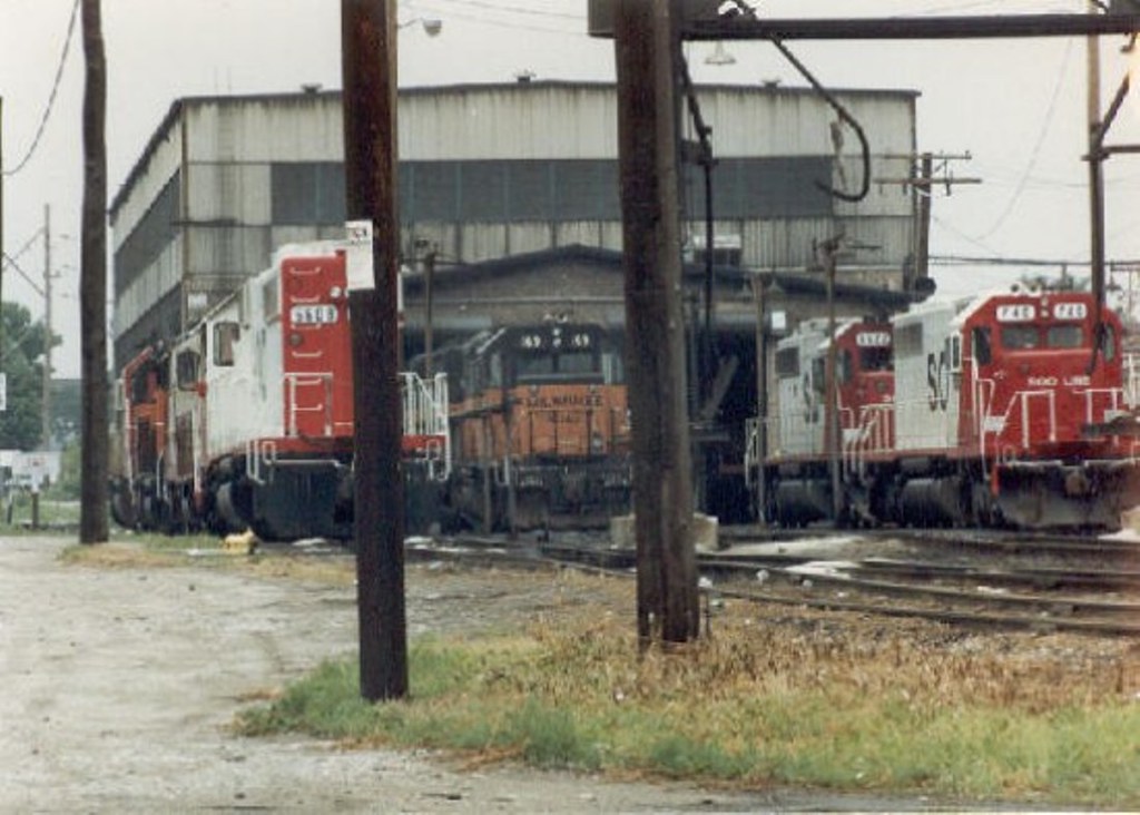 Bensenville..Yard..enginehouse.. Circa 1980's showing the … Flickr