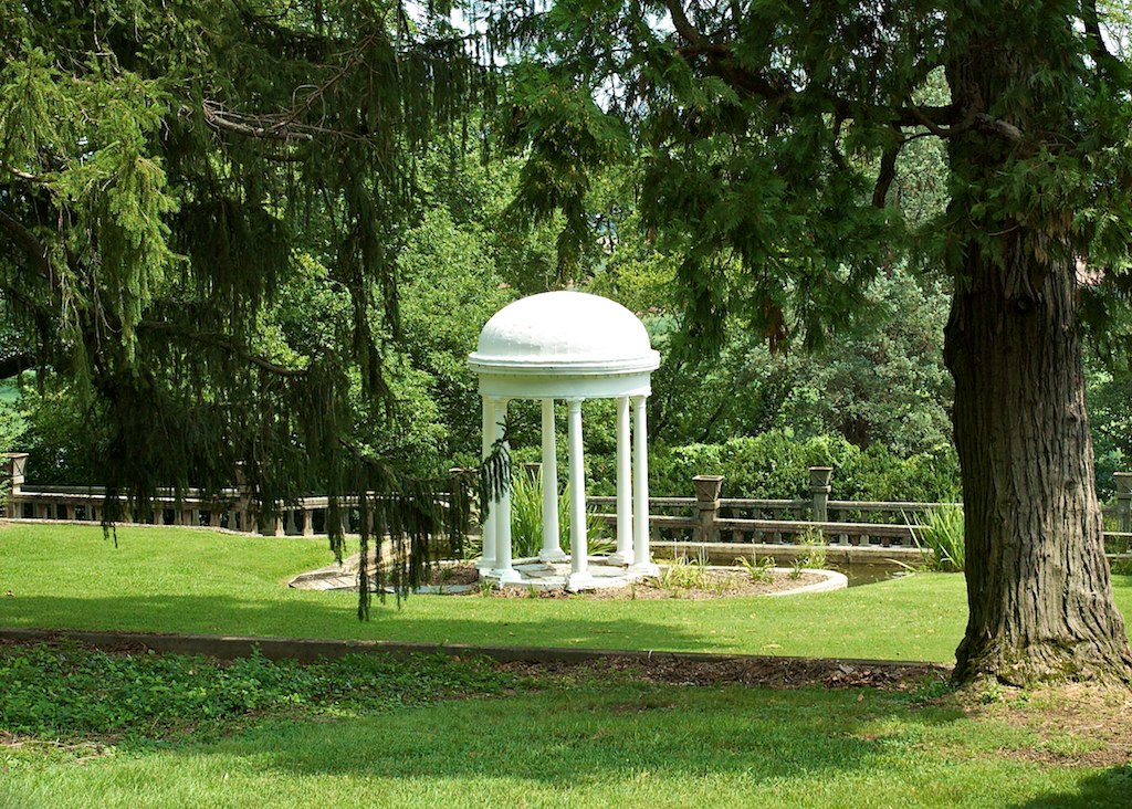 Bleak House Gardens, Knoxville, TN Bleak House is an anteb… Flickr