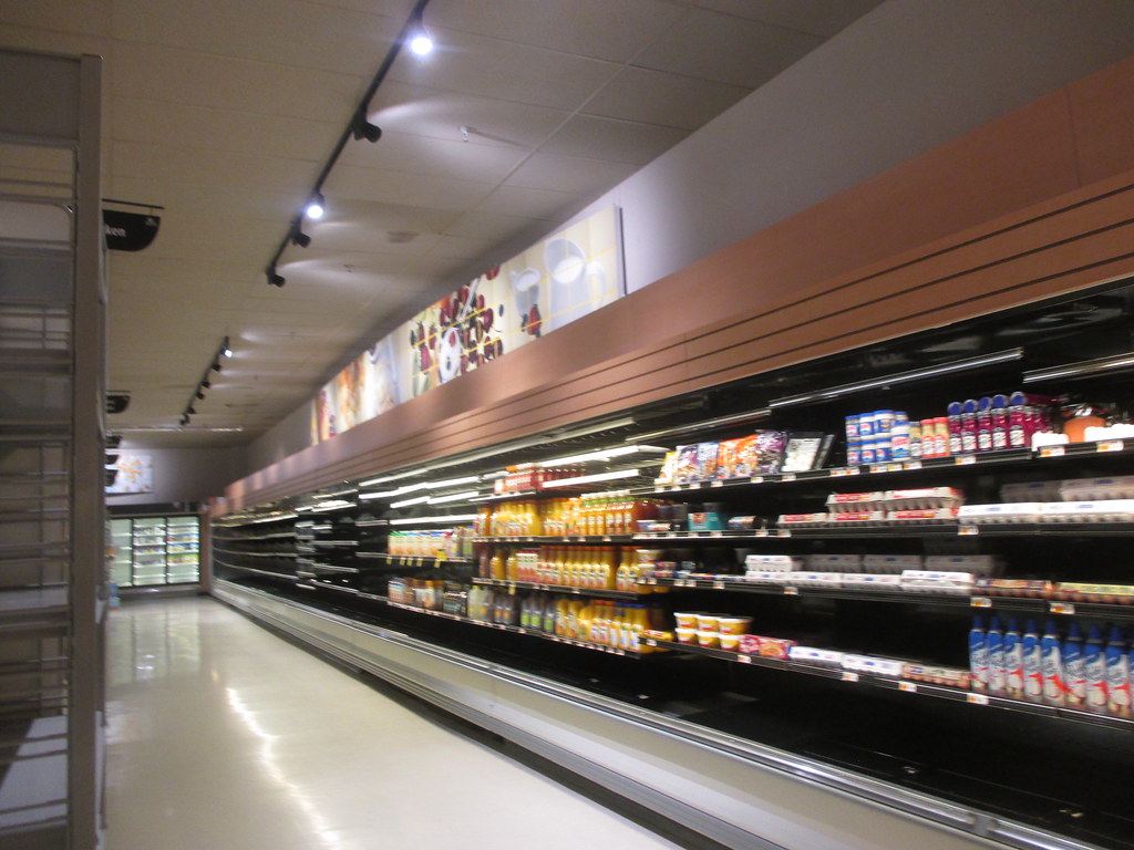 A&P/SuperFresh/ACME, Gladwyne, PA The spotlights created a… Flickr