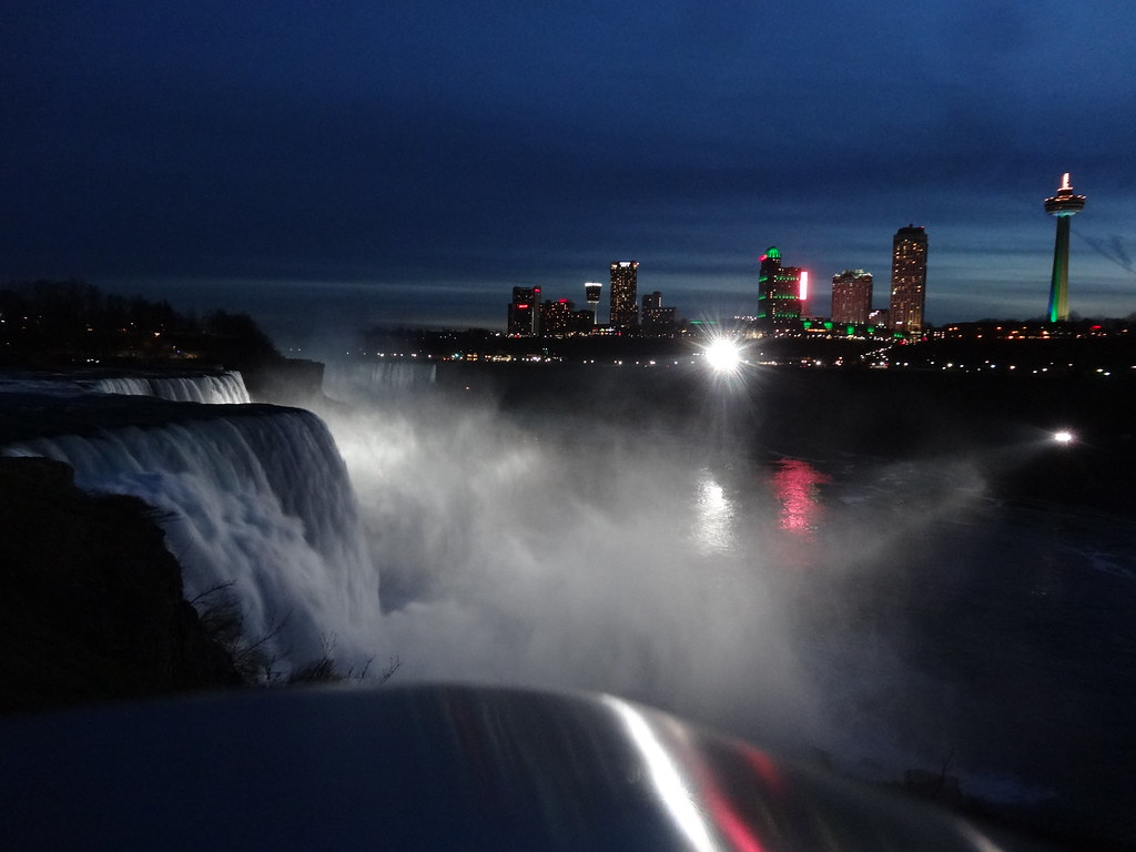 Niagara Falls light up at nightfall from the American side… Flickr