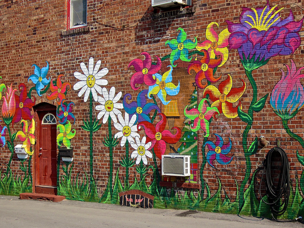 Flowers, Des Moines, IA Street art of flowers, on a wall i… Flickr