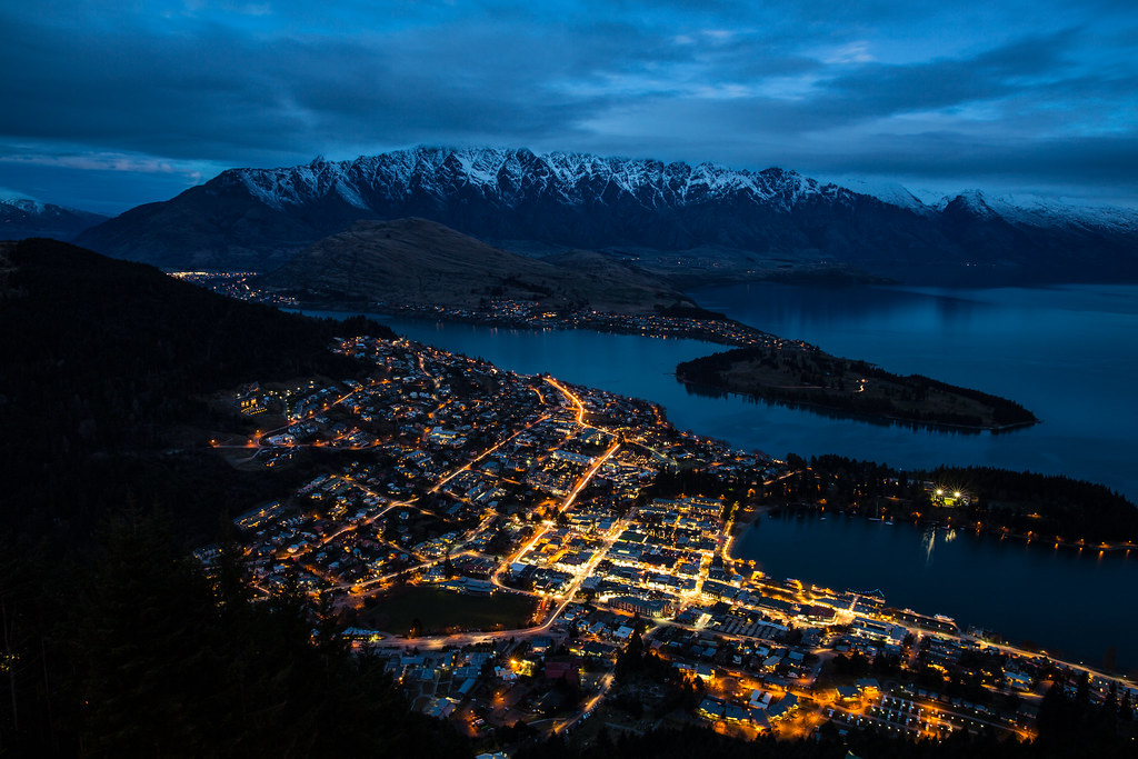 Queenstown by night daeds Flickr