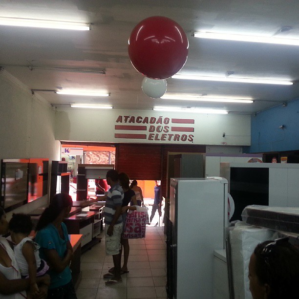 Dois homens armados levam cofre do Atacadão dos Eletros qu… Flickr