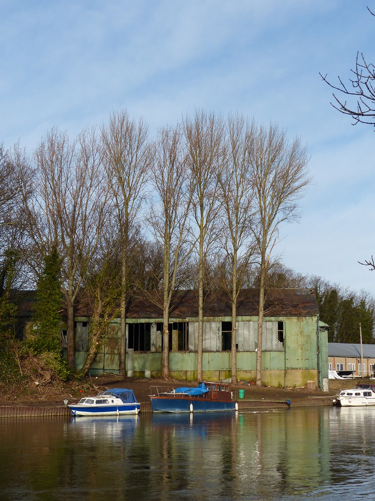 Boatyard, Platt's Eyot River Thames Hurst Meadow (Hampton … Flickr