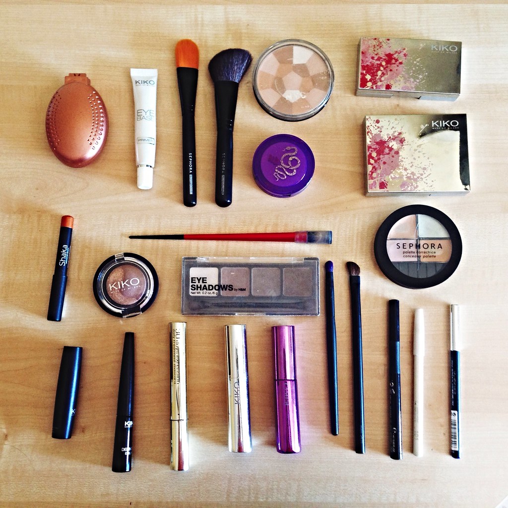 What's in my make up bag This is my every day make up bag,… Flickr