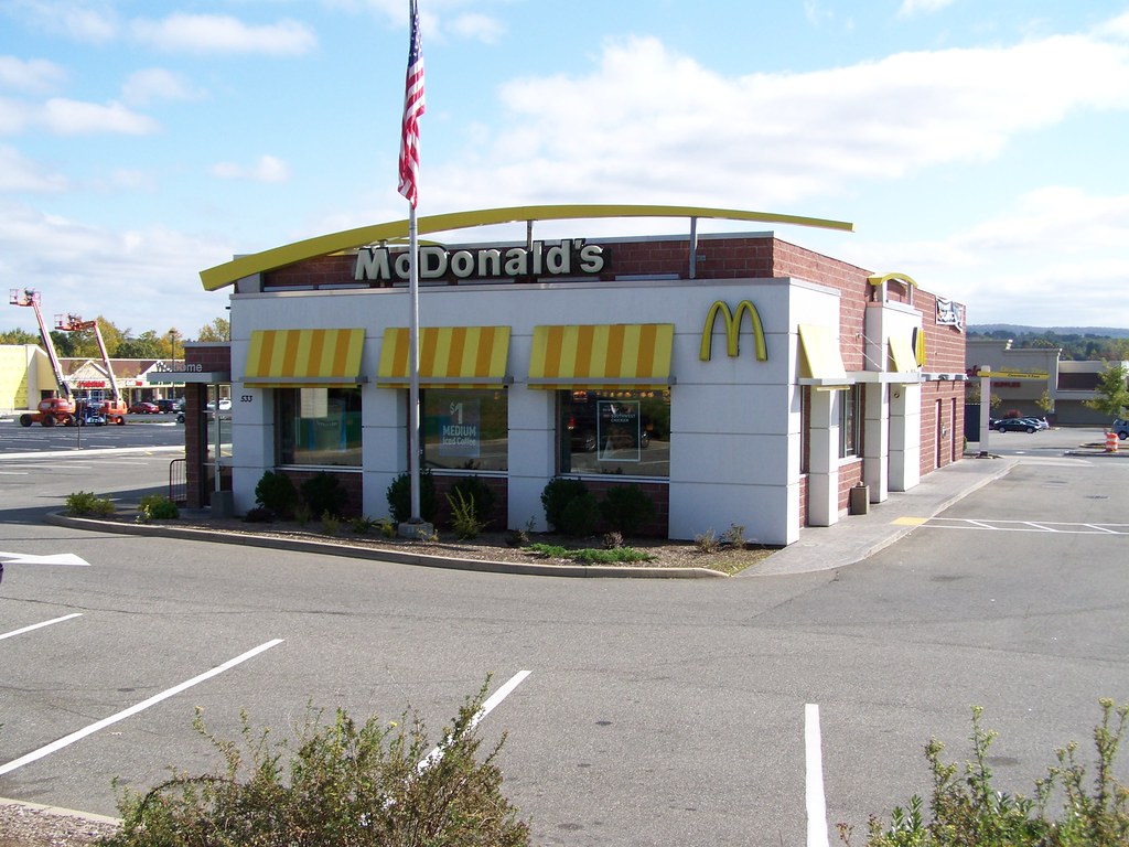 100_8826 533 South Broad Street,Meriden, Connecticut ncokecan Flickr