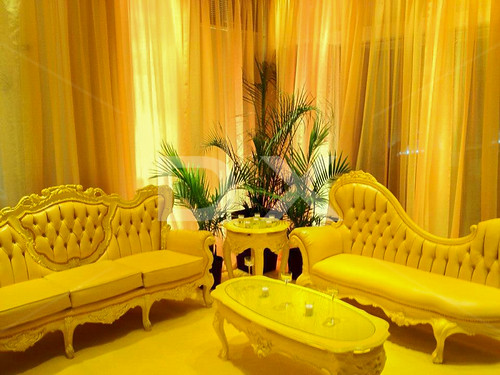 Rideauvoilejaunelounge Un espace lounge avec un