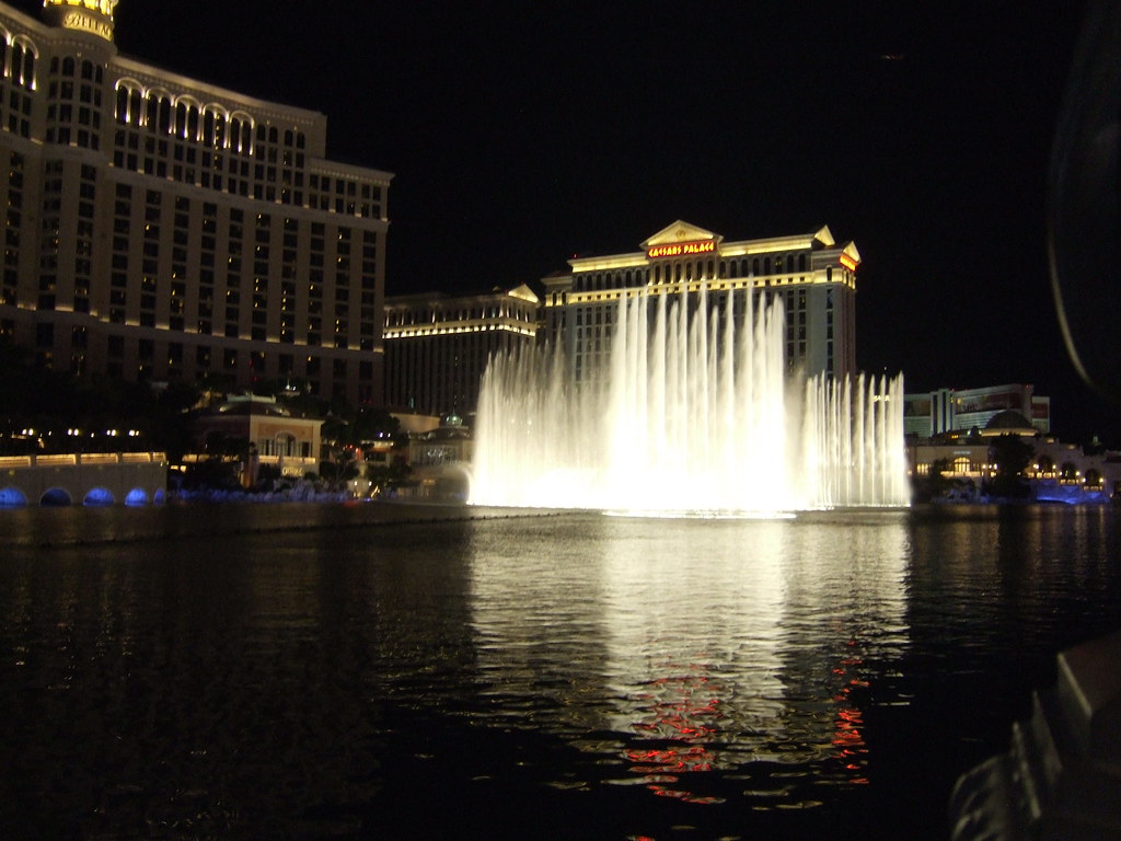 Bellagio Fountains at night William Marnoch Flickr