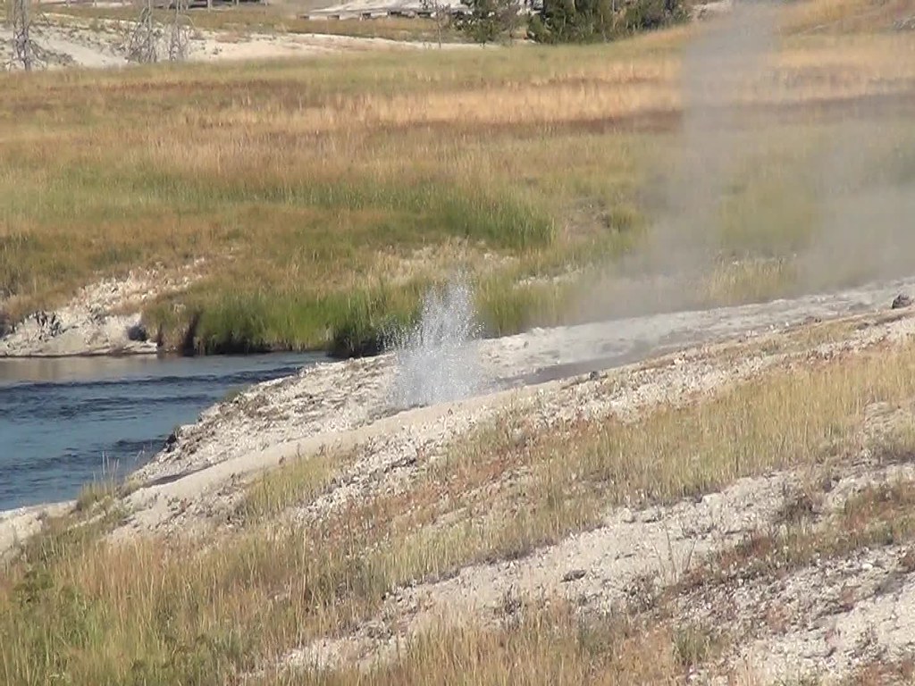 Sprinkler Geyser erupting (7 August 2013) 2 Geysers are ho… Flickr