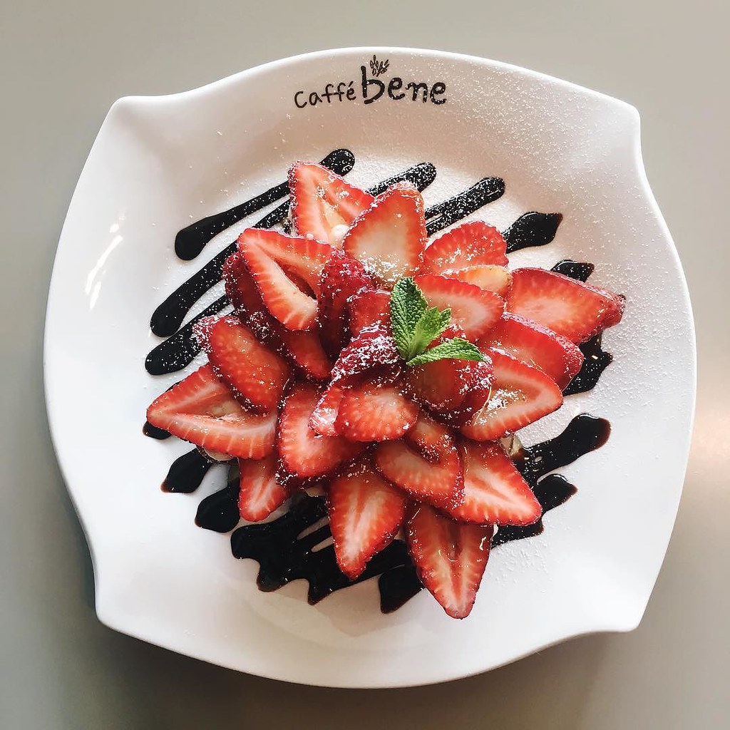 Strawberry cream cheese honey bread breakfast 🍓🐝🍞. caf… Flickr