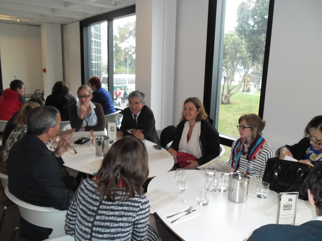 Au café Milk and Honey Emvassy personnel Alliance Francaise