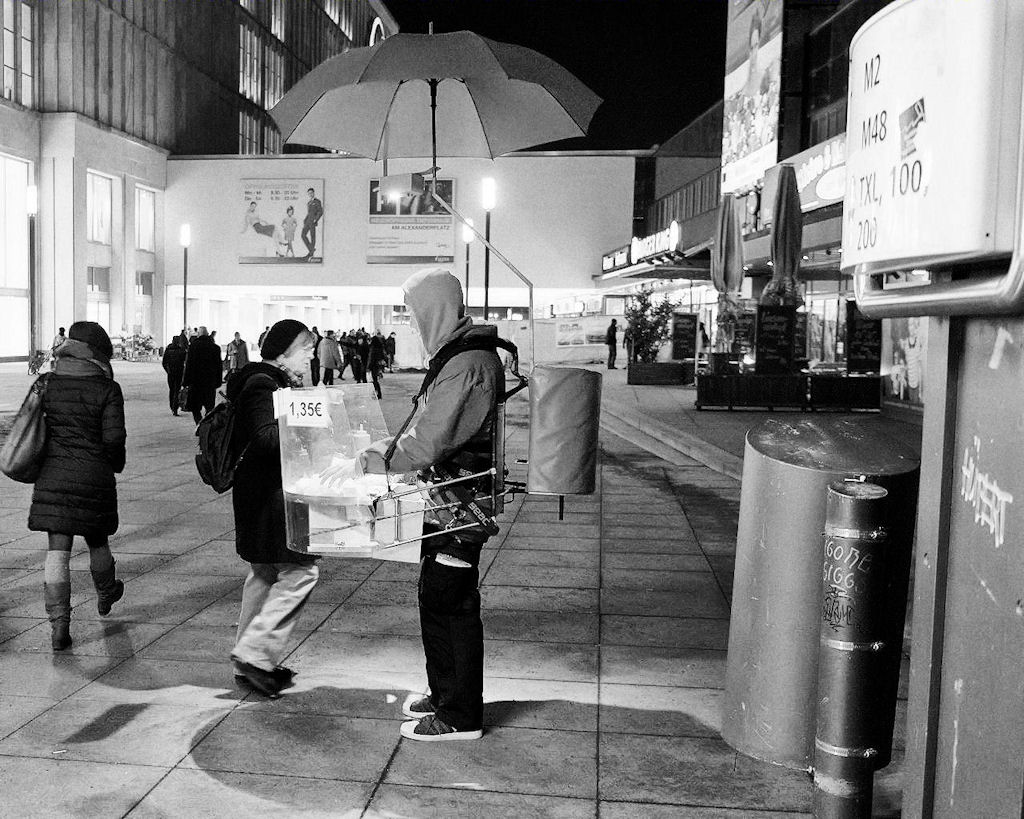 Grillwalker Alexanderplatz, Berlin DSCF1085_2.jpg Jörg_Berlin Flickr