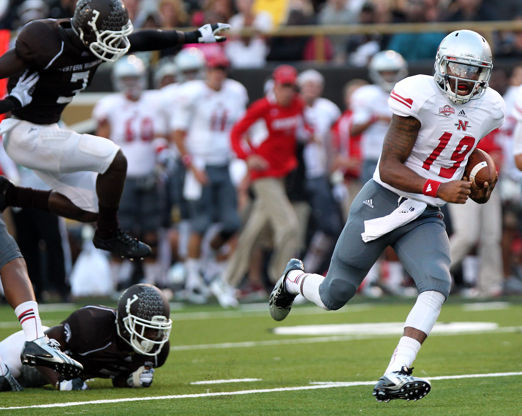 WMUNIcholls15 Nicholls quarterback Kalen Henderson rushes … Flickr