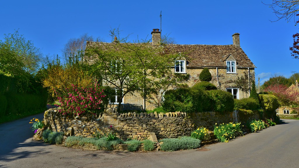 Hooks Cottage, Kingscote Kingscote is a village and civil … Flickr