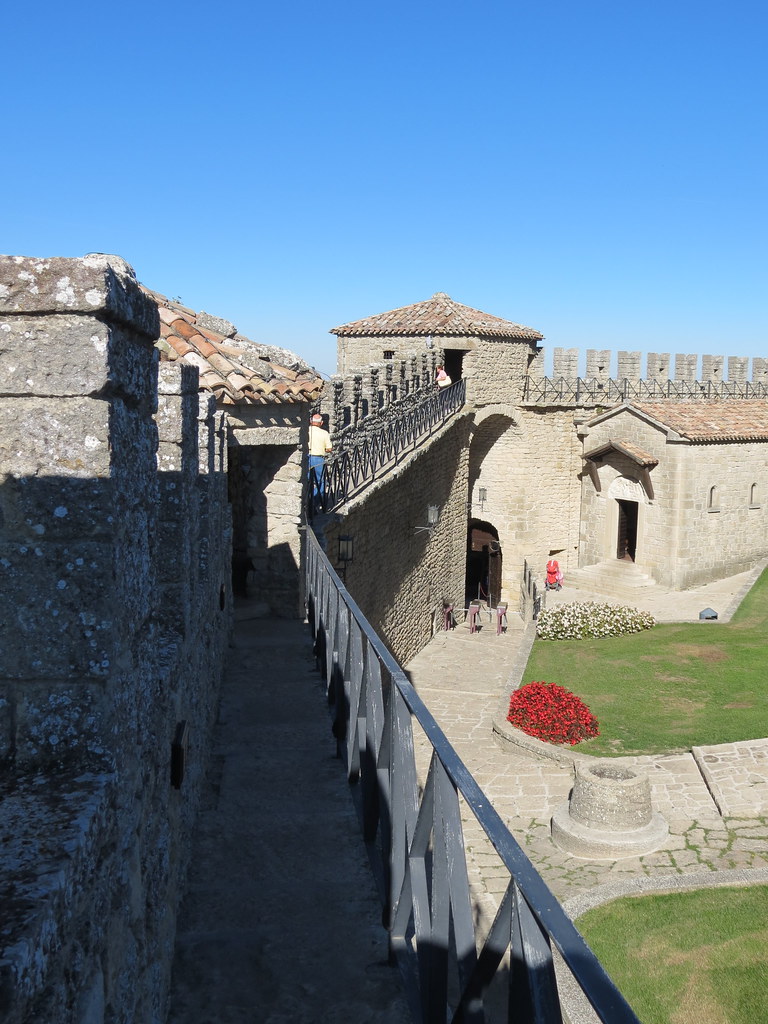 Walking atop the castle wall Dennis Keener Flickr