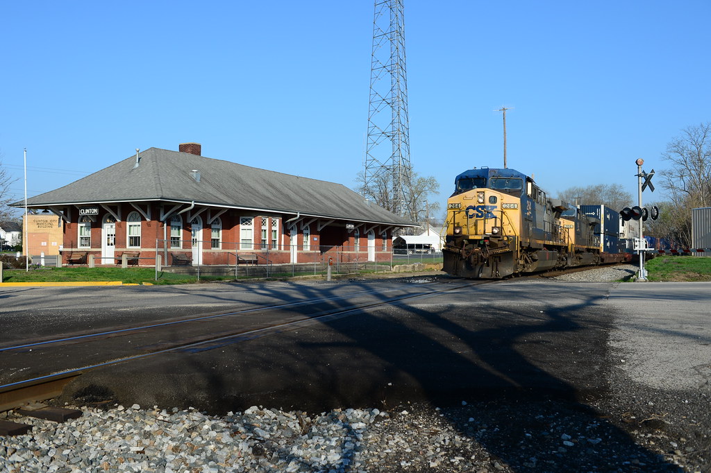 Clinton, Indiana Southbound CSX stacks scream by Clinton, … Flickr
