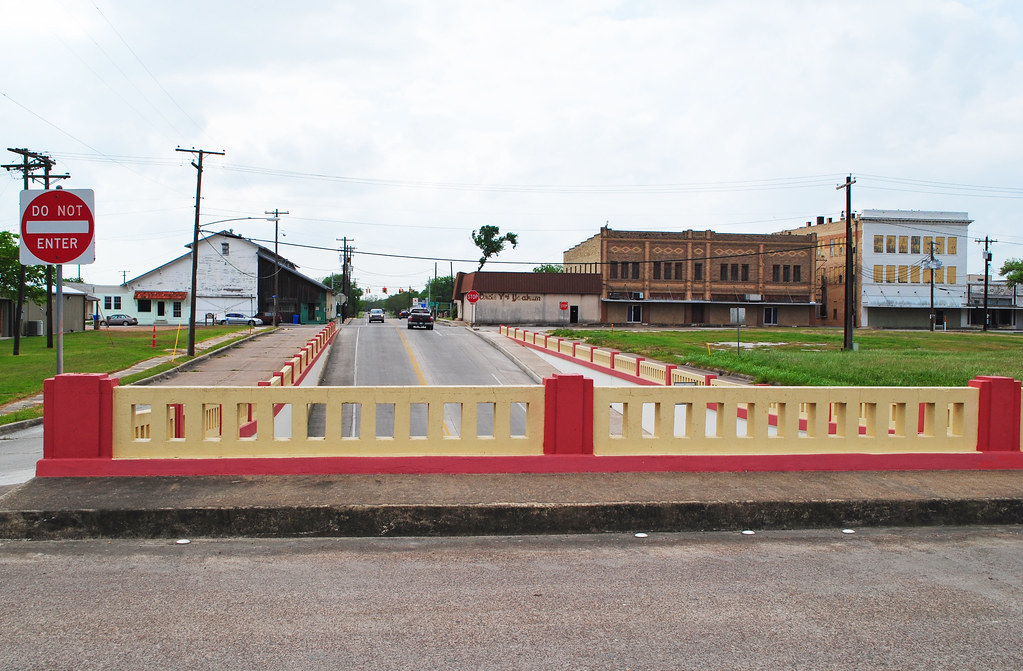 Front St over SH 111, Yoakum, Texas 1404121513 a photo on Flickriver