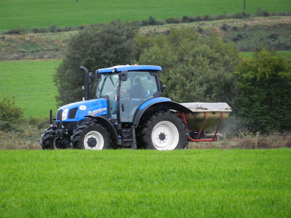 New Holland T6.140 Tractor & Vicon Fertilizer Spreader a photo on