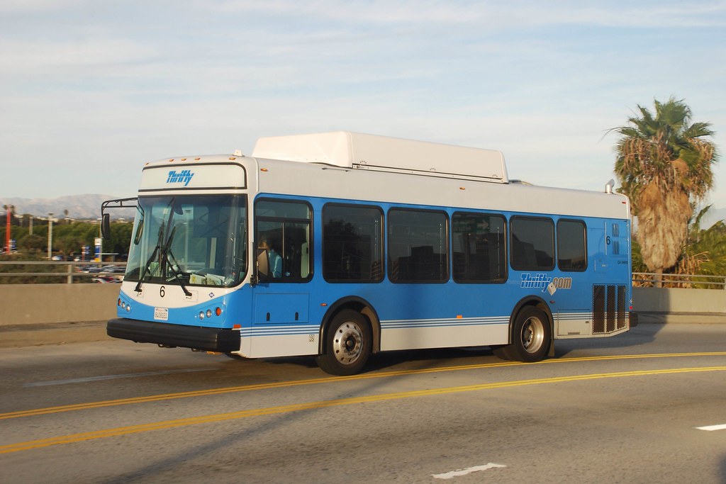 Thrifty El a Dorado National EZ Rider II shuttle bus at Lo… Flickr