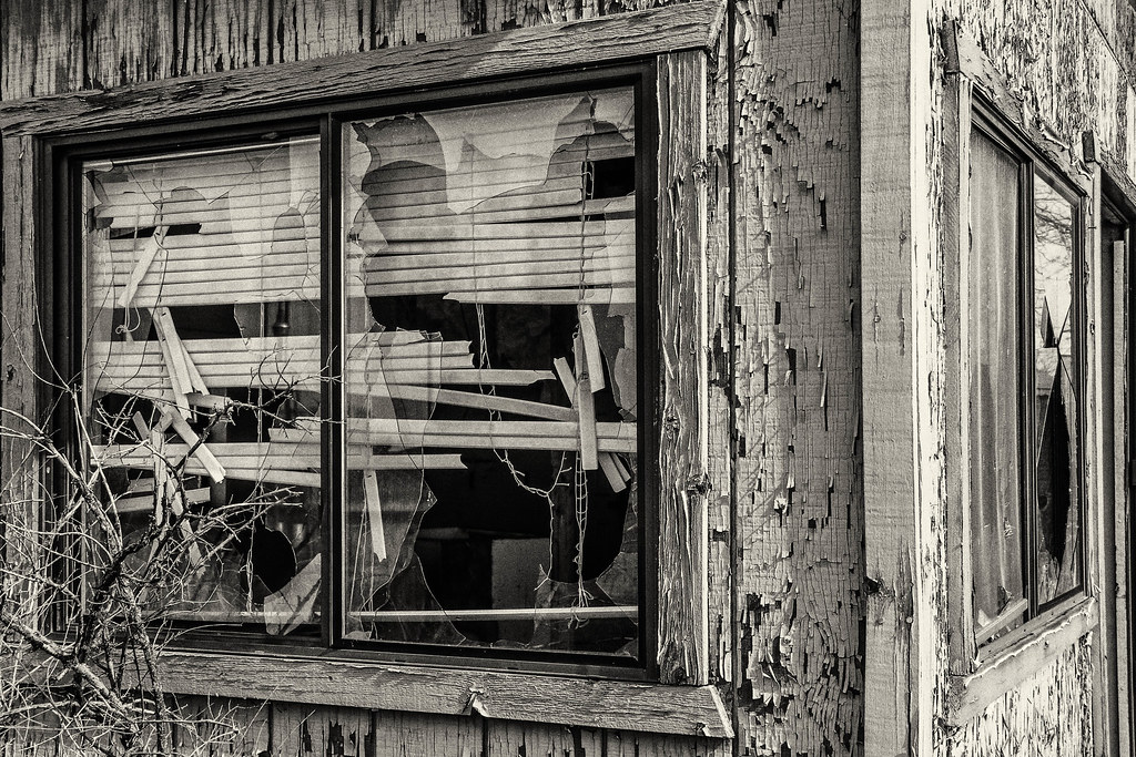 broken dreams abandoned gas station near Coulee Dam in eas… Flickr