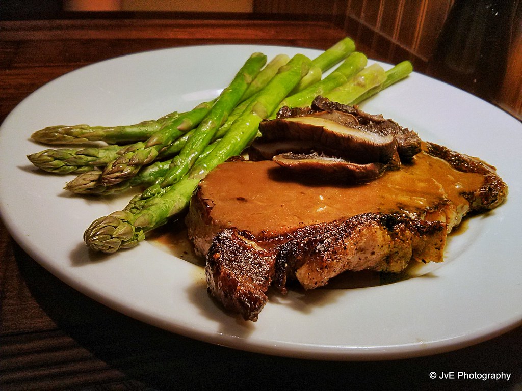 Perfect meal! Steak, portobello mushroom, and grilled gree… Flickr