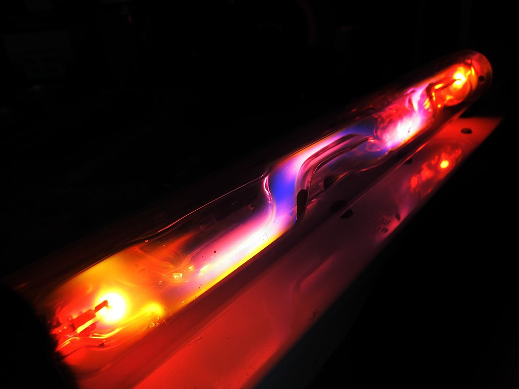 GEC 60Watt SLI/H sodium lamp Once used for street lightin… Flickr