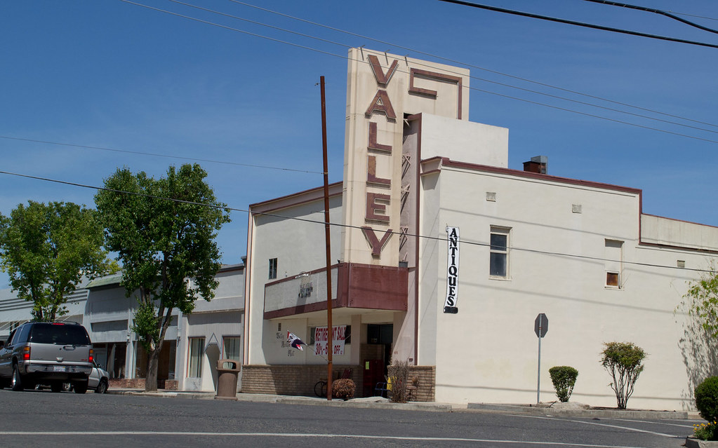 Gustine (1733) Valley theater, Gustine, CA. Apparently ori… Flickr