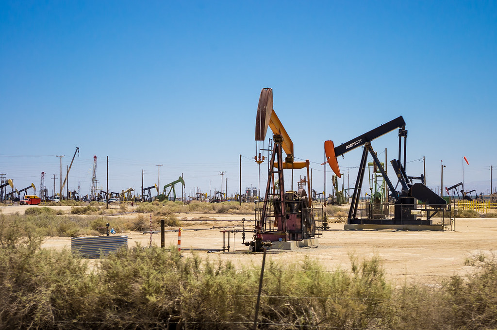 Oil field, Lost Hills, California Vincent Lammin Flickr