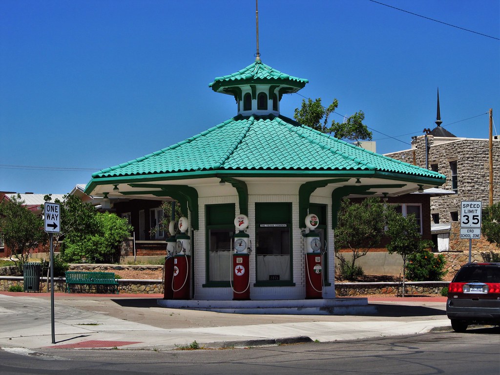 El Paso, Texas This vintage 1919 service station was beaut… Flickr