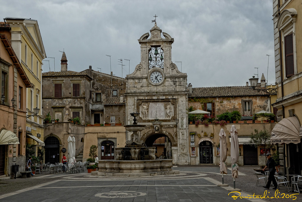 Sutri Piazza del Comune Italy Fondata dalle popolazioni it… Flickr