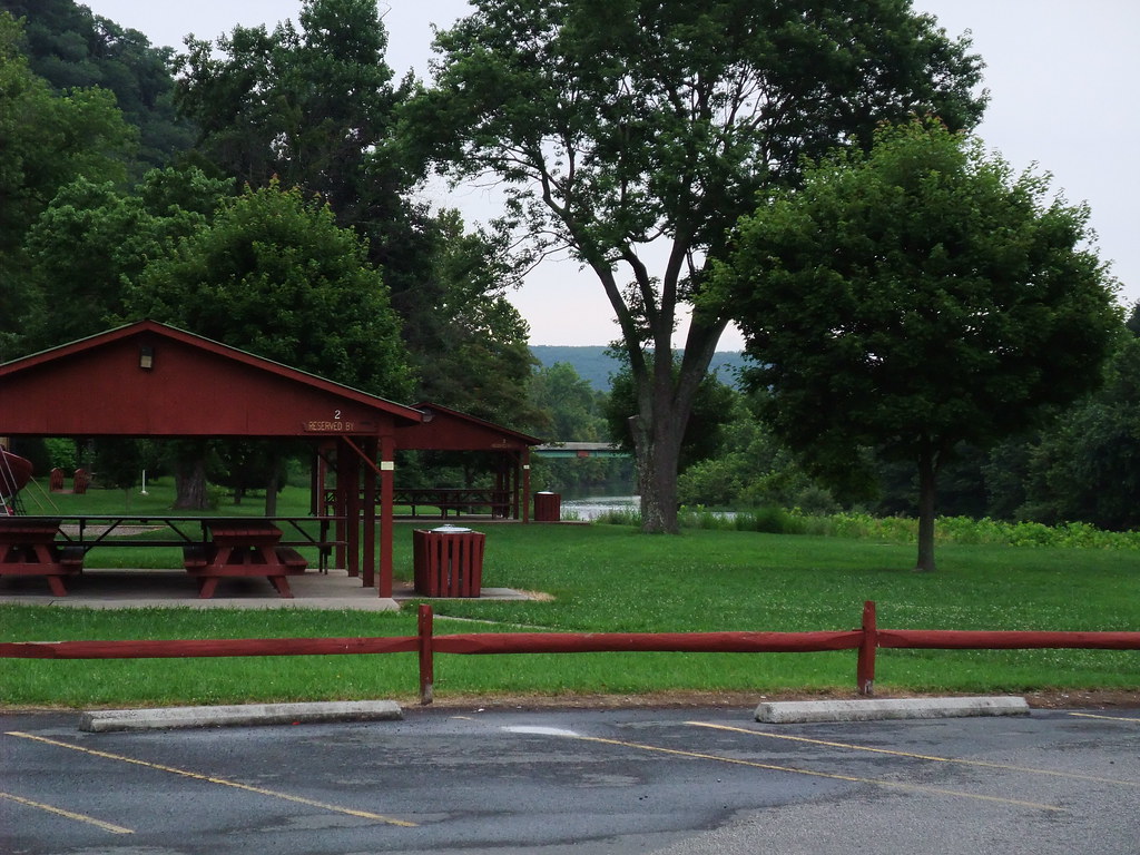 Vernon W. Welton Park, Petersburg, WV Covered picnic table… Flickr