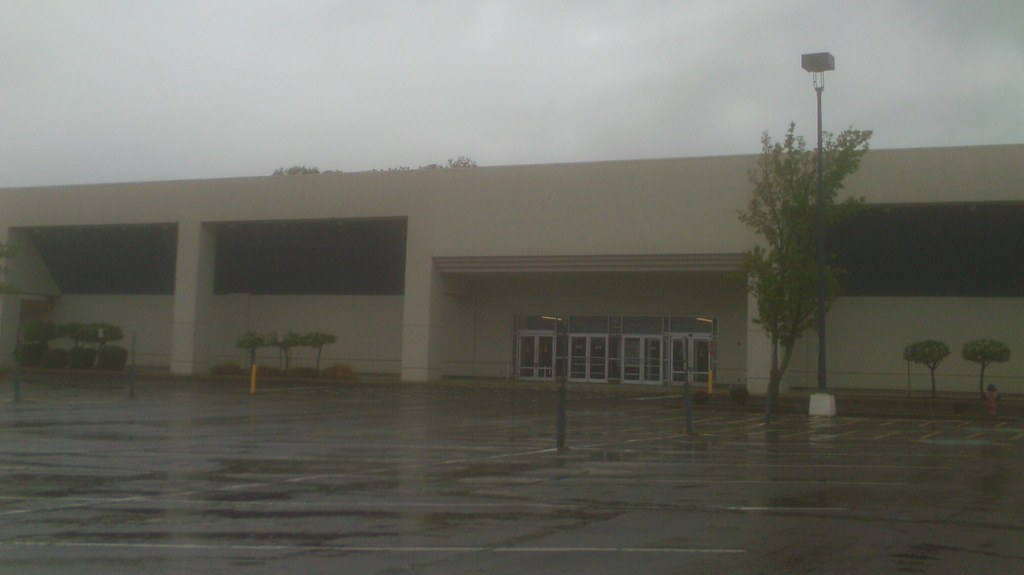 Former Zayre Empty store opened as a Zayre, later became S… Flickr