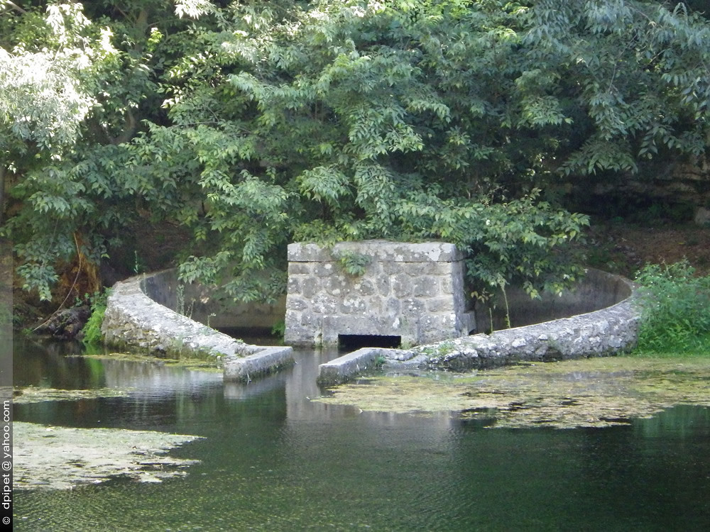 la fontaine MaryRose à Grans la fontaine MaryRose à Gran… Flickr