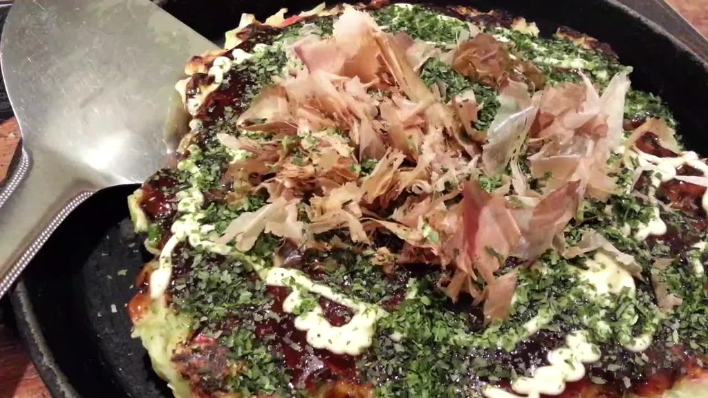 140308 Okonomiyaki moves! The bonito flakes move because o… Flickr