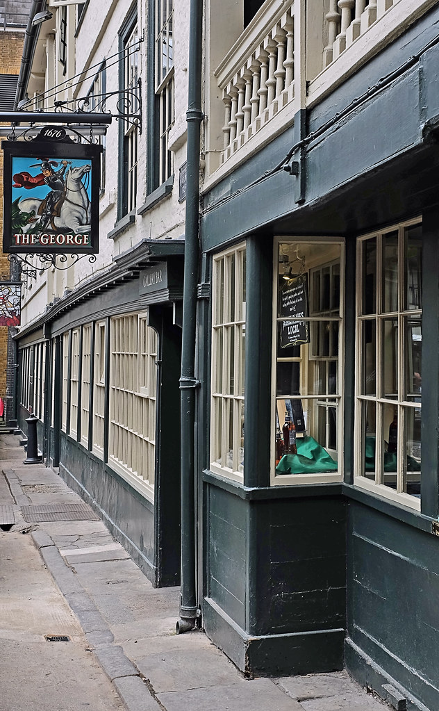 The historic Pub at Borough High Street London (Fuj