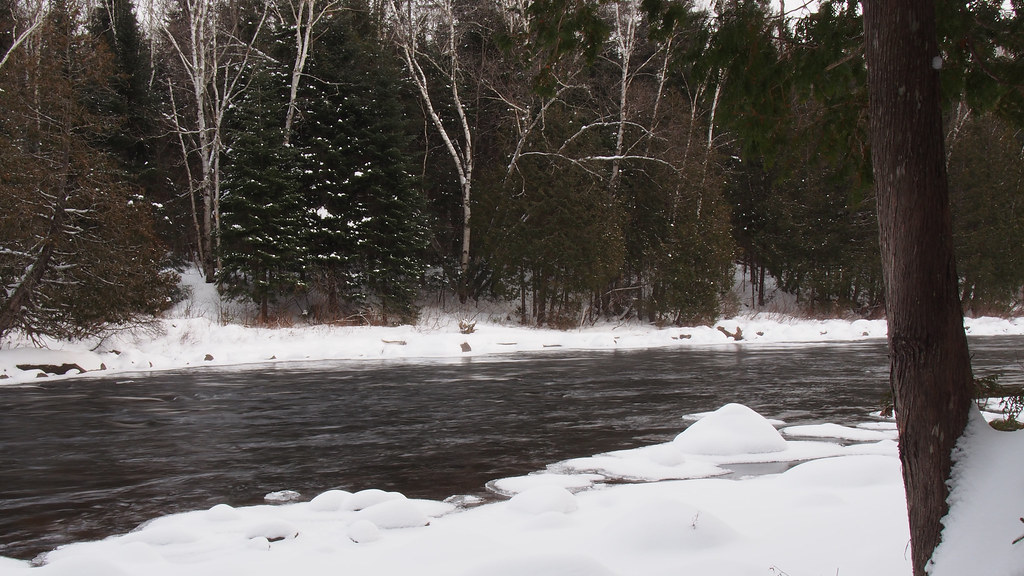 Scène hivernale sur la rivière Ouareau Randonnée hivernale… Flickr