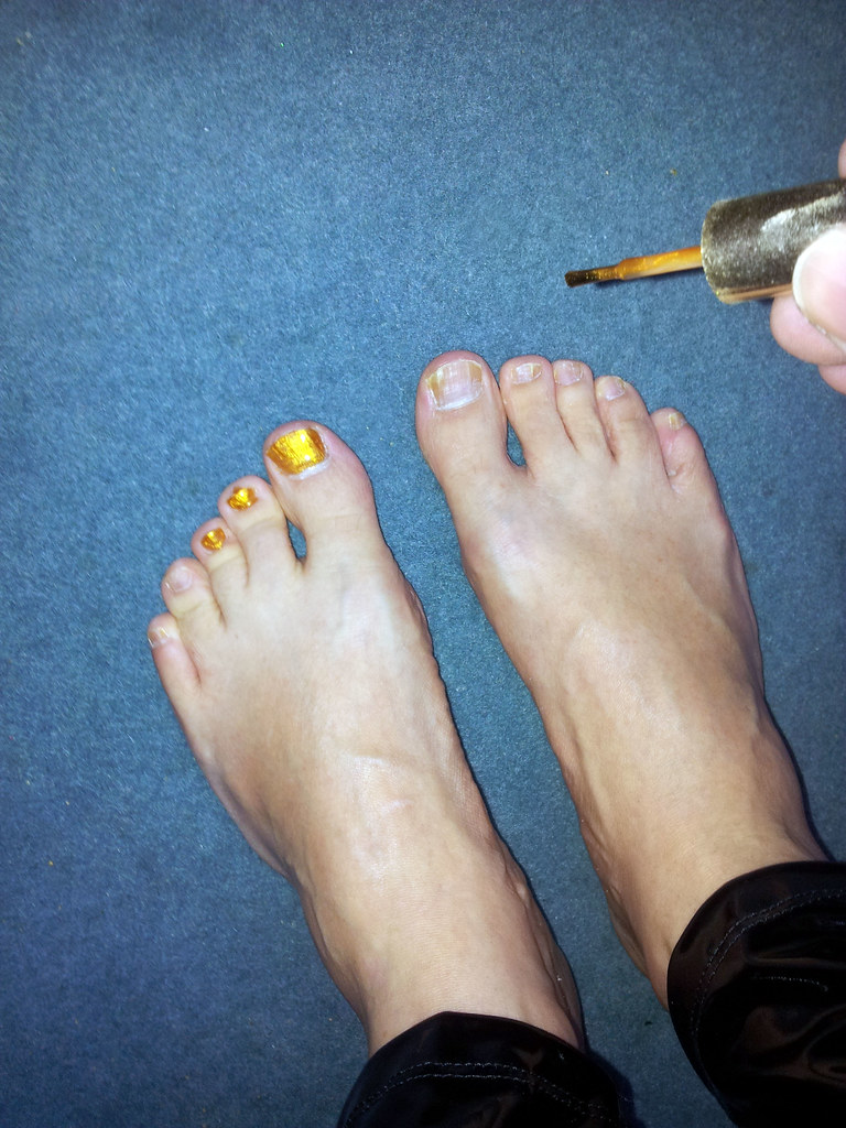 Aisha's feet with haram nail varnish to please men P ilovehijab