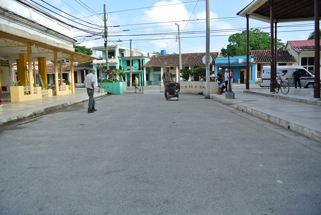 DSC_0297 Algunas de las calles casas y carros del pueblo d… Flickr