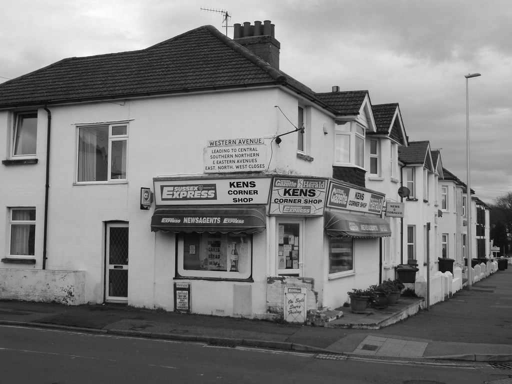 polegate 2014 030 Ken's corner shop, Polegate, on the corn… Flickr