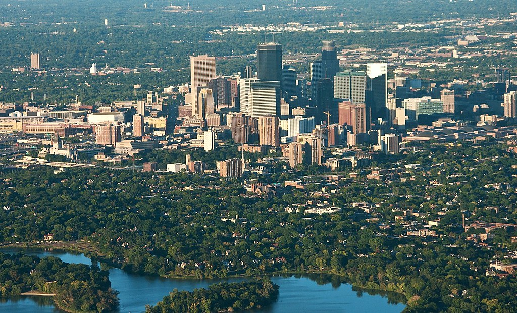 Minneapolis, MN Minneapolis with one of the 10,000 lakes i… Flickr