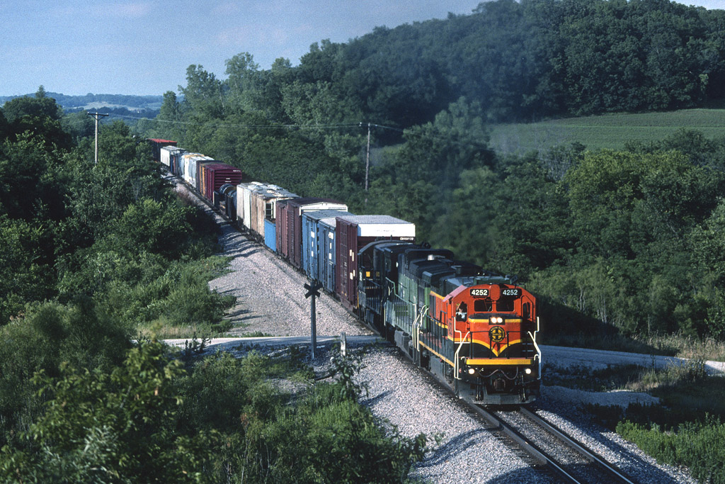 Boats on the Brookfield BNSF B237 No. 4252 leads a BN B30… Flickr