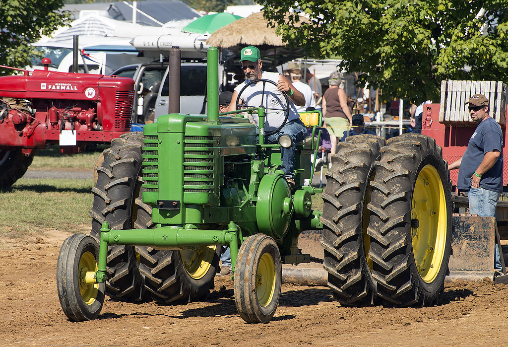John Deere G on duals pulling a photo on Flickriver
