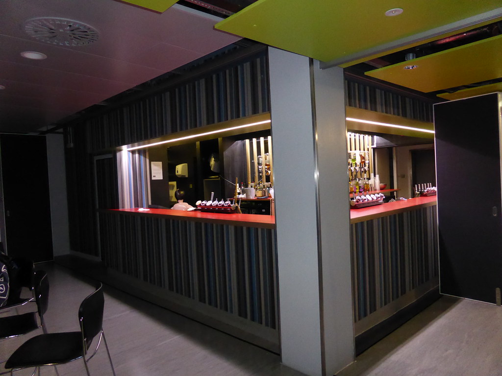 The newly refurbished Reynolds Bar, Charing Cross The newl… Flickr