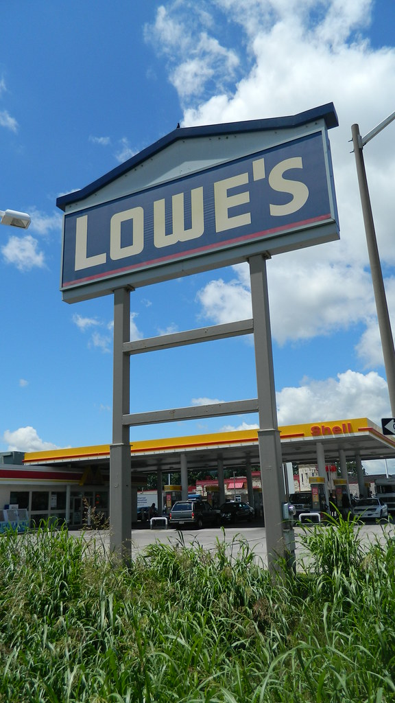 Lowe's sign Lowe's 420 (121,159 square feet) 300 Chatham … Flickr