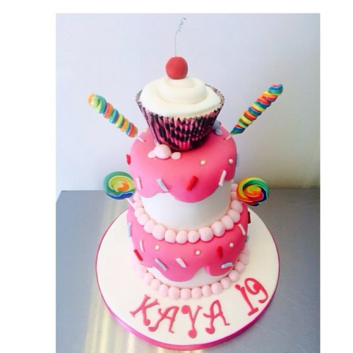 Fun birthday cake daisycakesuktorquaydevoncupcakeswed… Flickr