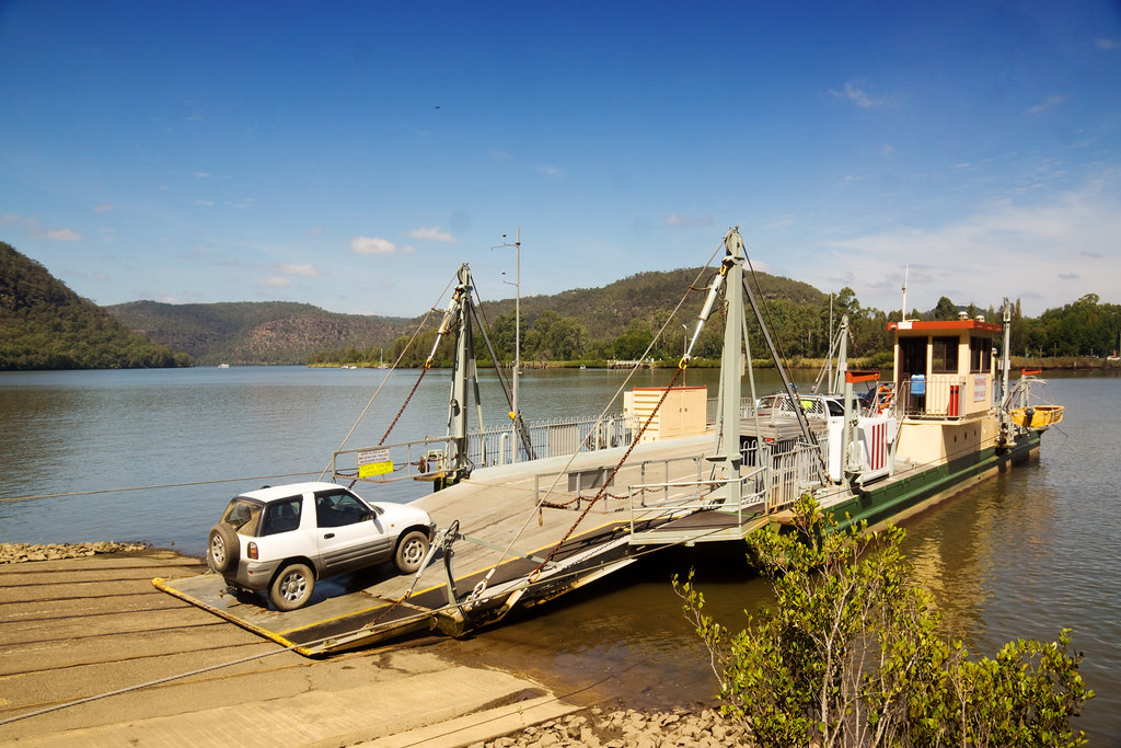 Wisemans Ferry A 4WD boards the Wisemans Ferry, which cros… Flickr
