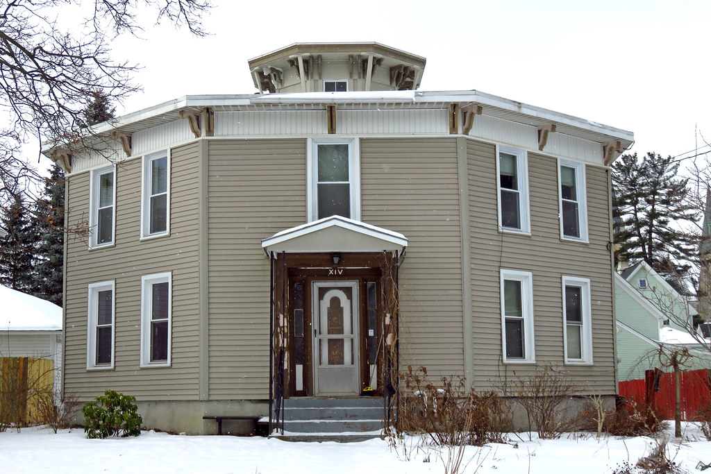 Cortland Octagon House Built in 1855. This octagon house o… Flickr