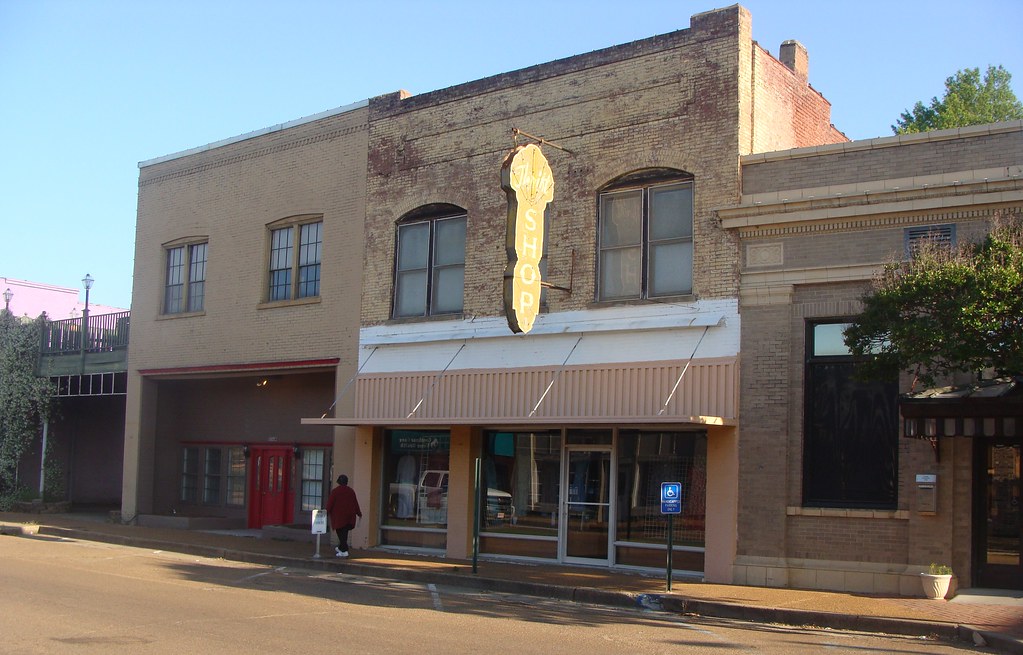 Thrift Shop and Neon SignBelzoni, Ms. a photo on Flickriver